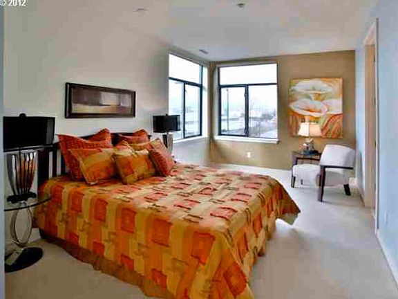 3rd story bedroom with en-suite bathroom with jetted tub