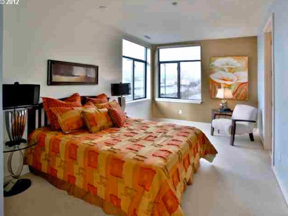 3rd story bedroom with en-suite bathroom with jetted tub