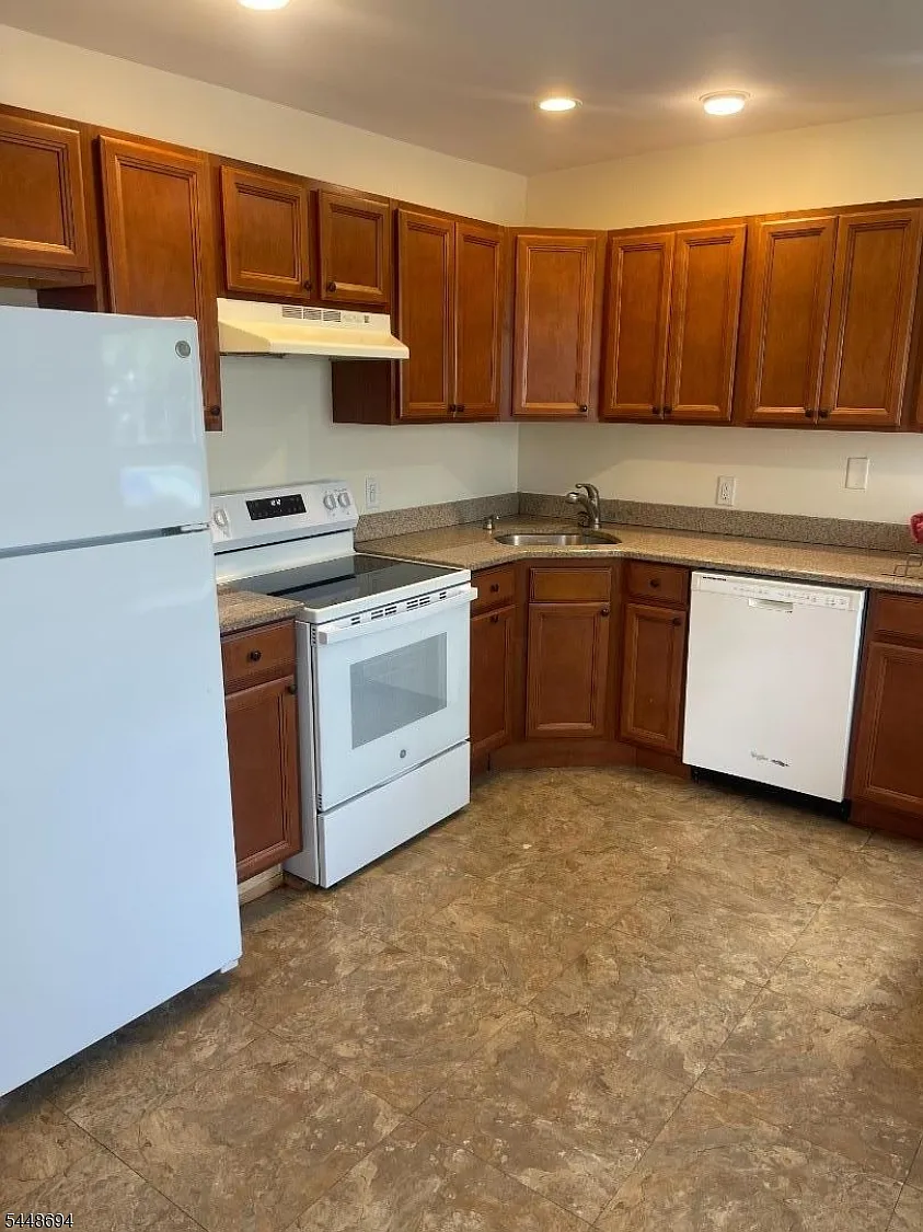 2 bed, 1.0 bath, $2,500 — Photo 2