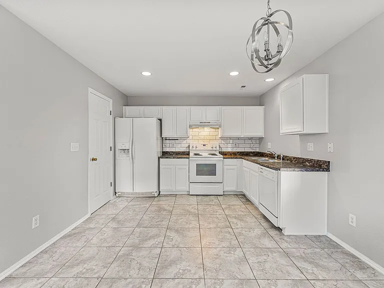7857 S Kittredge Cir — Photo 10