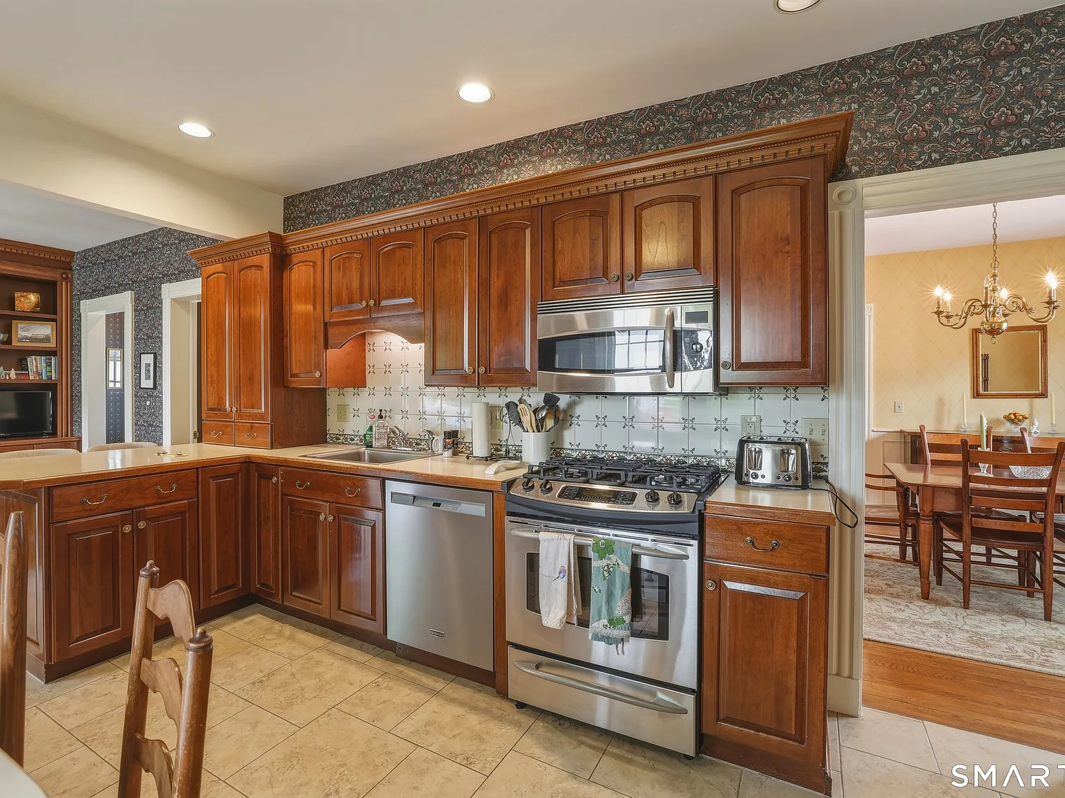 4 bed, 2.0 bath, 2100 sqft, $4,200 — Photo 4