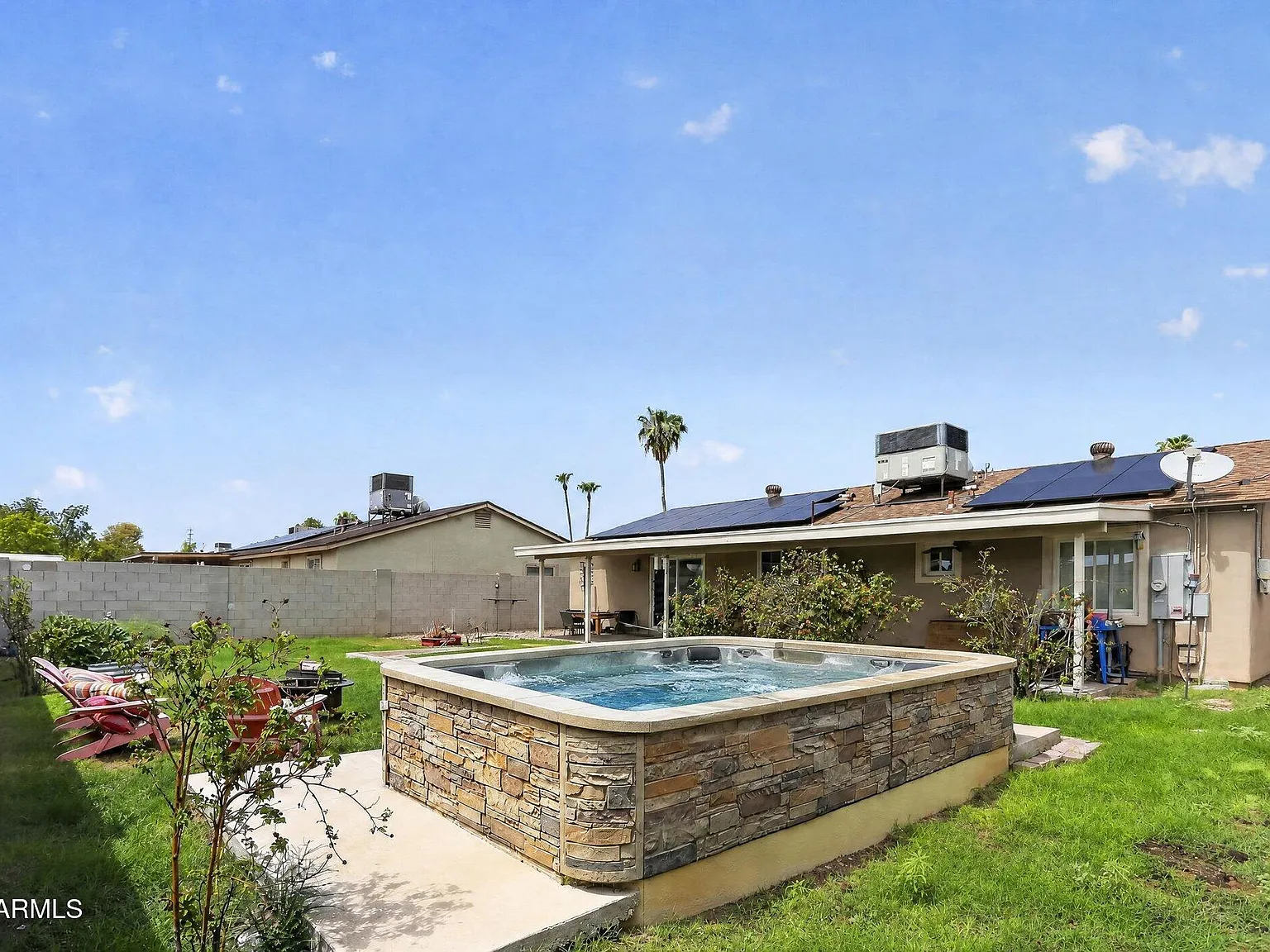 3 bed, 2.0 bath, 1400 sqft, $2,000 — Photo 2