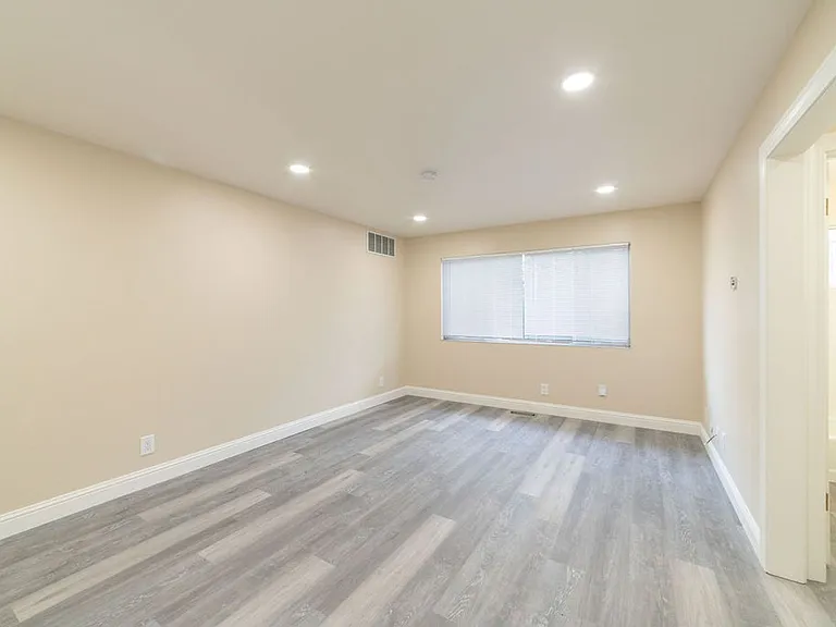 490 42nd St — Photo 11