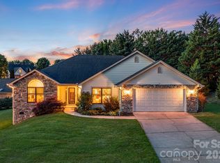 3 Bombay Ct, Candler, NC 28715