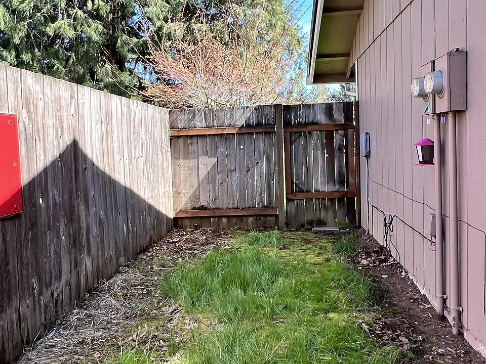 2nd image of 549 SW Dogwood Rd