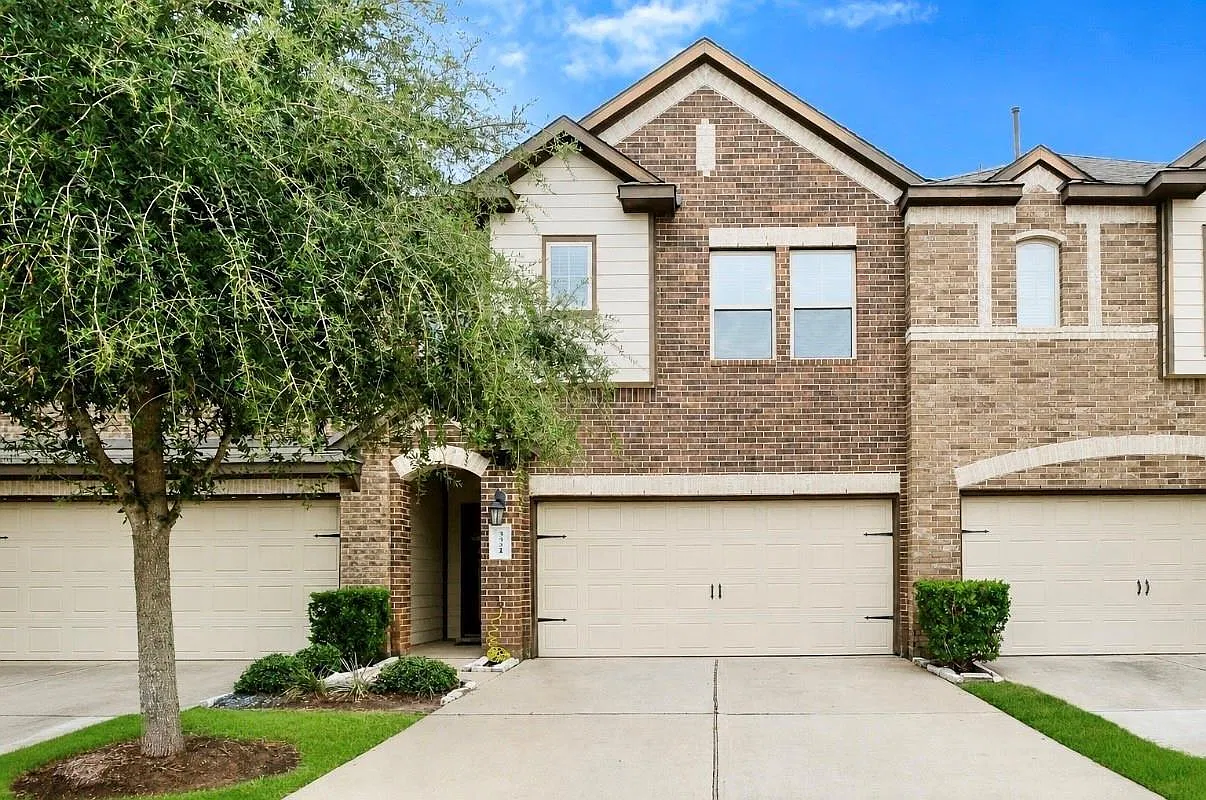 3 bed, 2.5 bath, 2009 sqft, $2,475 — Photo 1