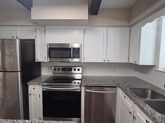 5th image of 1047 Arcadia Dr