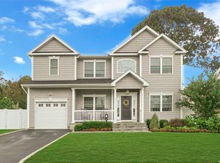 12 Marsak Ln, Syosset, NY 11791