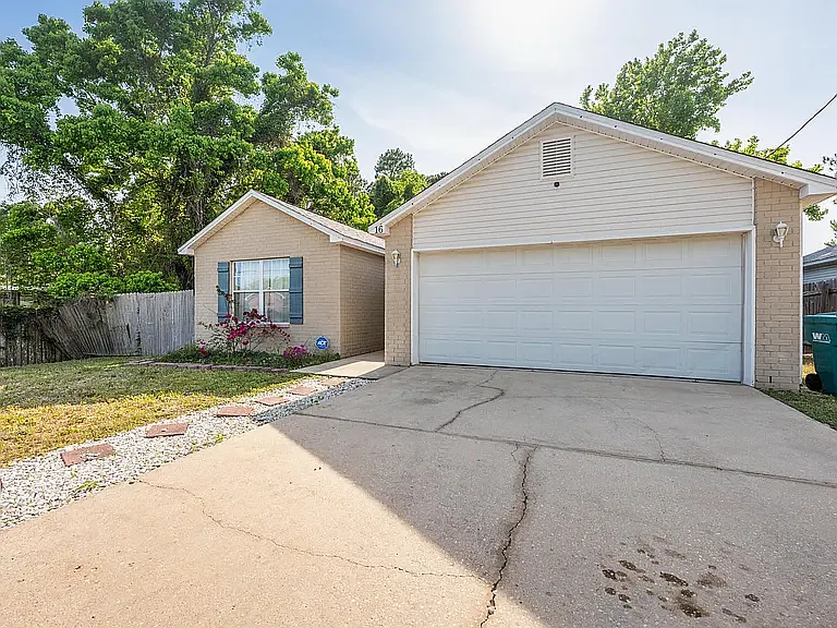 3 bed, 1551 sqft, $2,300 — Photo 2