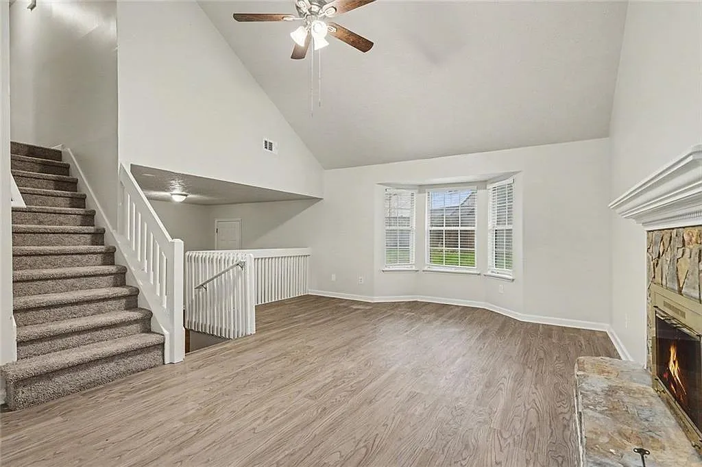 3 bed, 2.0 bath, 1376 sqft, $1,950 — Photo 2