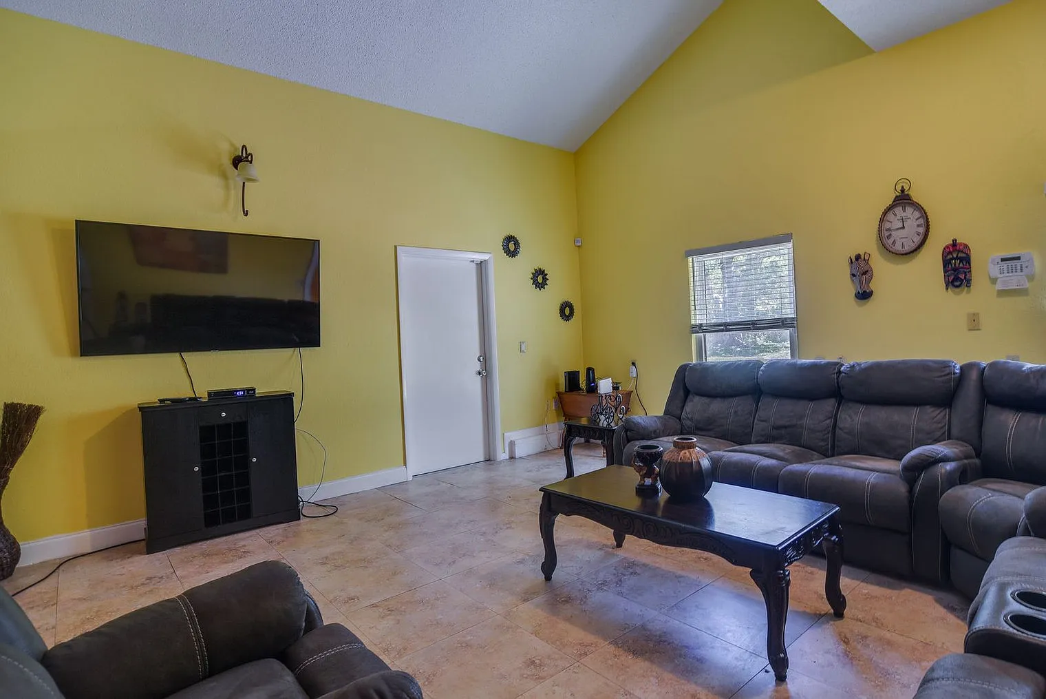 2 bed, 2.0 bath, 1894 sqft, $3,290 — Photo 2