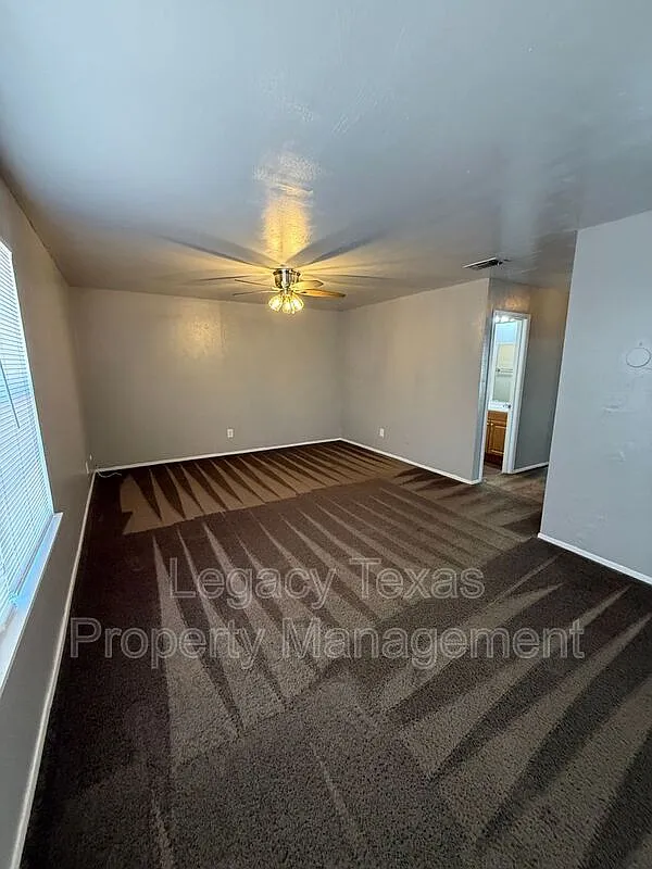 2 bed, 1.0 bath, 843 sqft, $900 — Photo 3