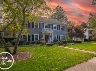 69 Touraine Rd, Grosse Pointe Farms, MI 48236