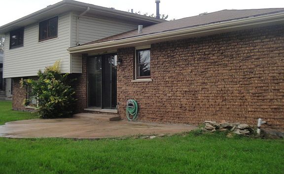 3rd image of 9049 Magnolia Ln