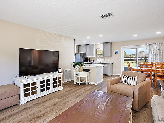 3rd image of 425 Santa Clara Cir