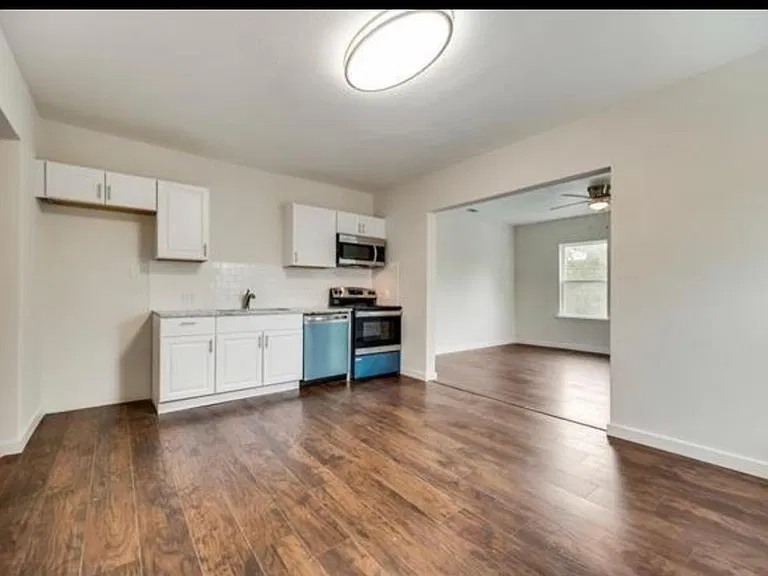 924 W Pecan St — Photo 5