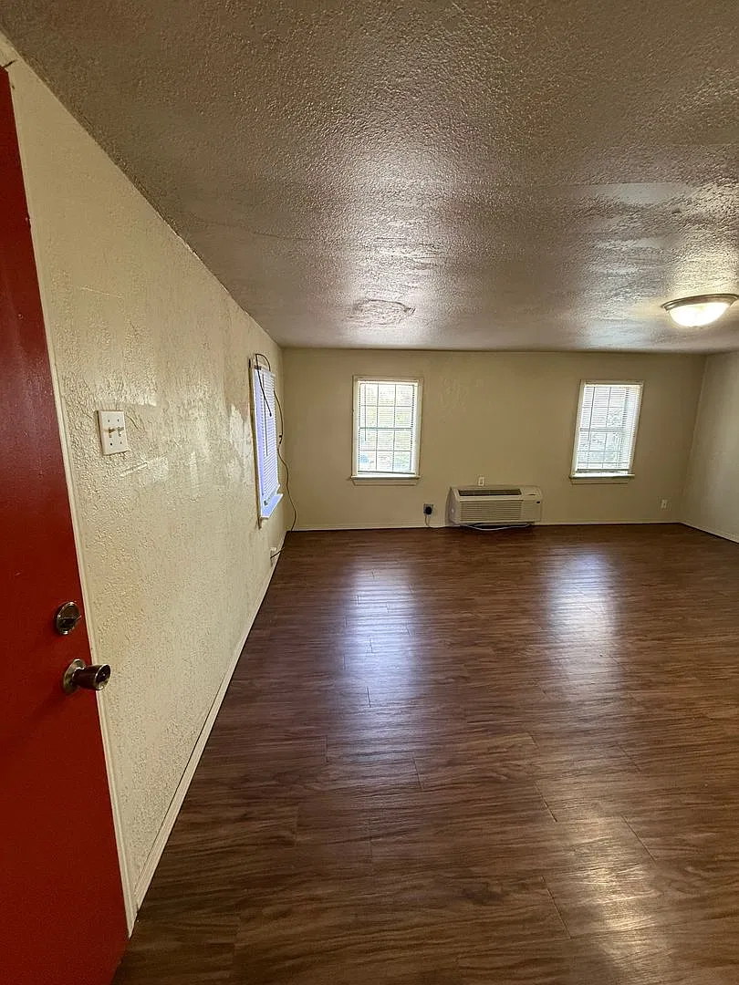 Charming 2-Bedroom Upstairs Backhouse Near the PaseoFree Laundry! — Photo 2
