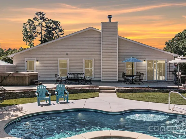 7018 Huntsmaster Dr, Charlotte, NC 28277