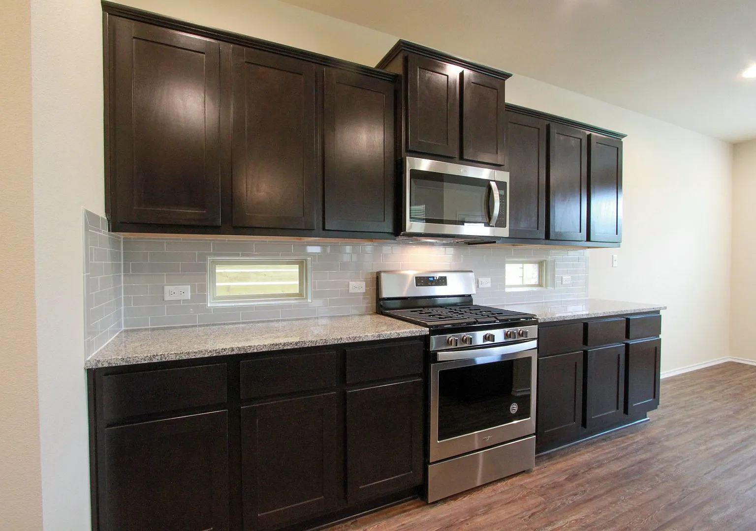 Spacious 3-Bedroom Home in University Park Villas Backing to Greenbelt! — Photo 2