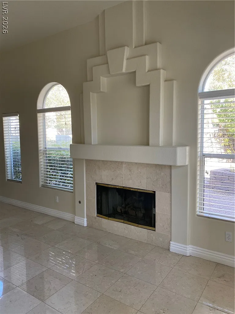6 bed, 3.5 bath, 3429 sqft, $4,380 — Photo 4
