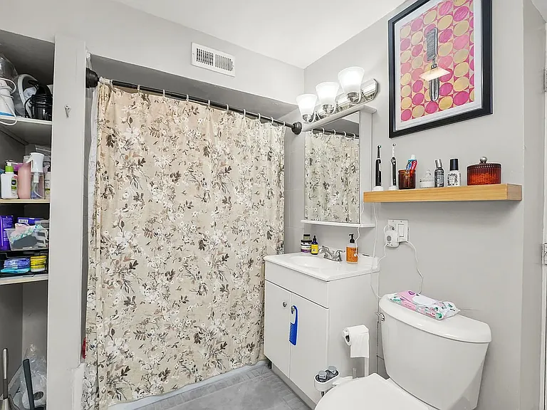2058 W Erie St #G — Photo 14