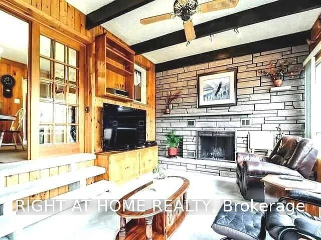 915 Athol St — Photo 8