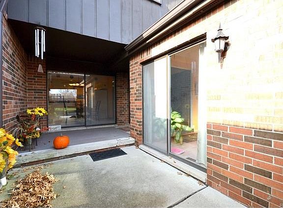 Entry/Court