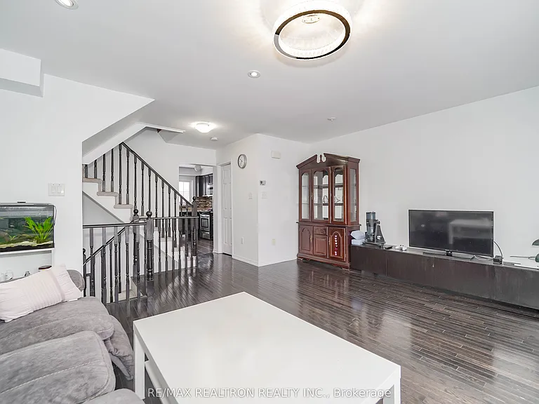 401 Rossland Rd E — Photo 12