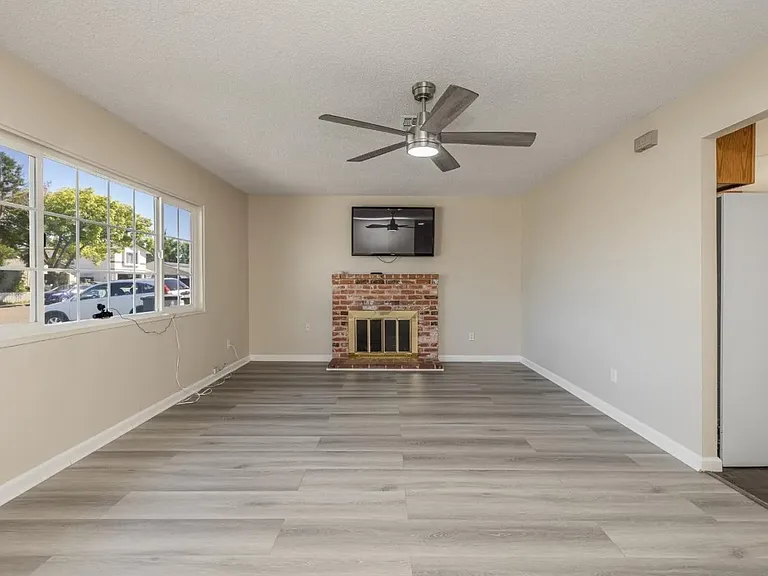 1610 Bondy Ln — Photo 2