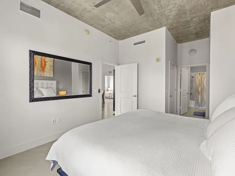 300 S Australian Ave — Photo 12