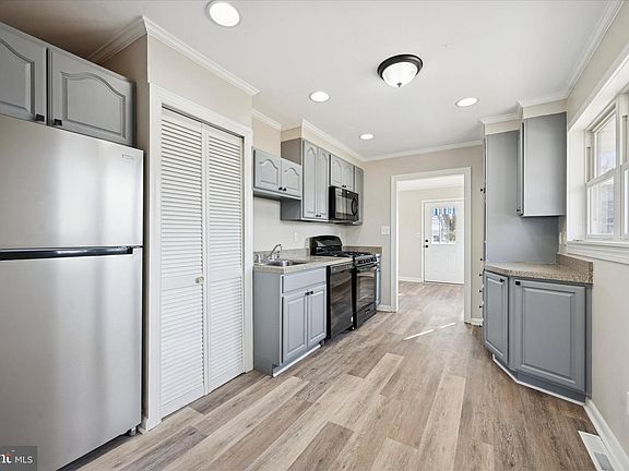 4th image of 10 Midfield Rd