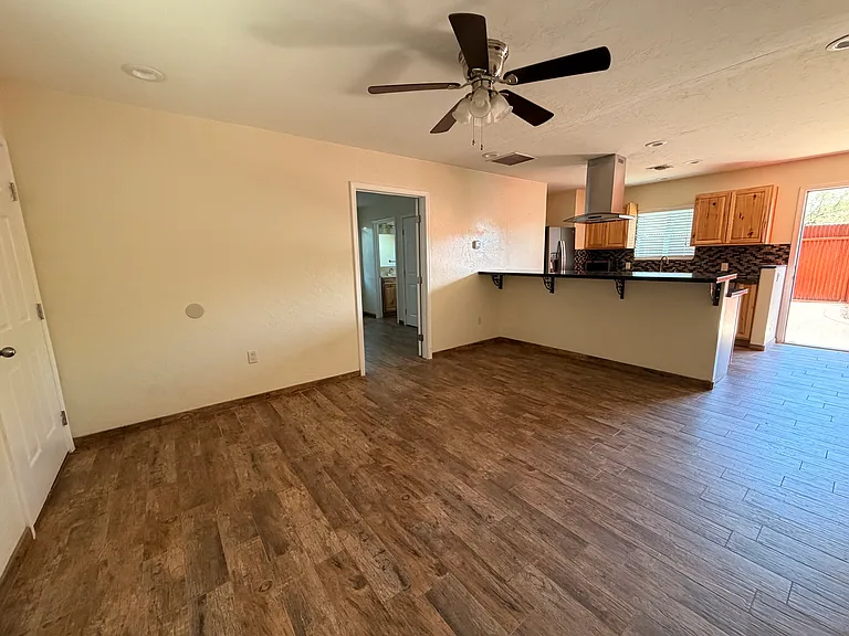 830 E 8th St #2 — Photo 14