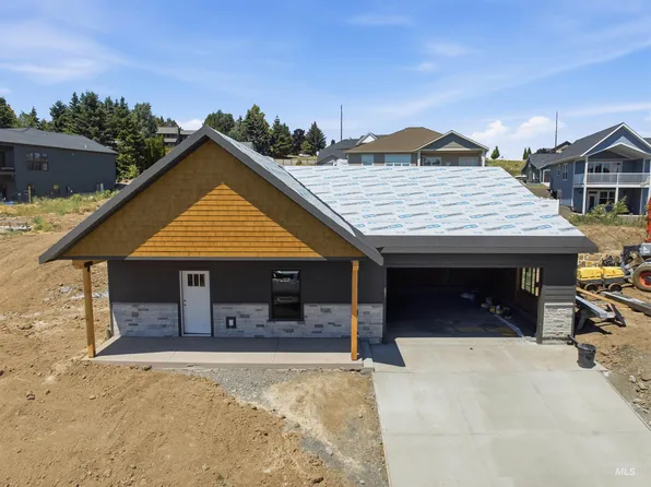 2824 Cyprus Cir, Moscow, ID 83843