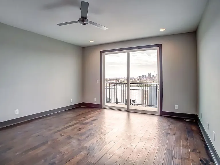 unfurnished living room