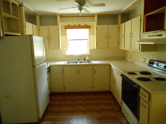 3rd image of 200 W Camellia Ave