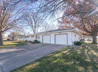 1927 2nd Ave NW, Waverly, IA 50677
