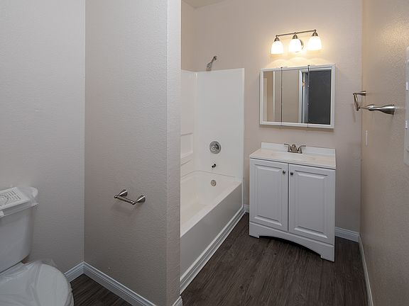 5th image of 2927 Broadway APT 103