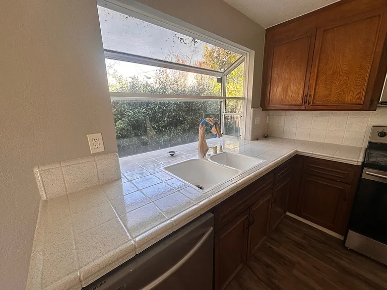 563 Simas Dr — Photo 4