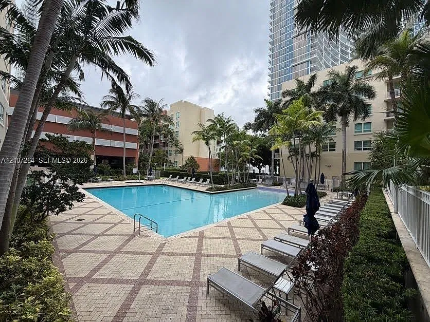 2000 N Bayshore Dr — Photo 2