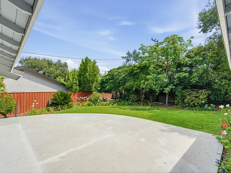 384 Knight Way — Photo 21