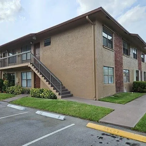 Building Photo - 10039 Winding Lake Rd #202