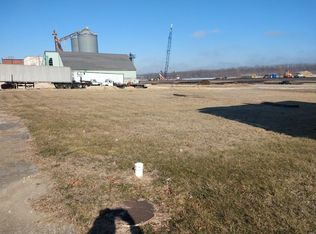 520 S Main St, Louisiana, MO 63353