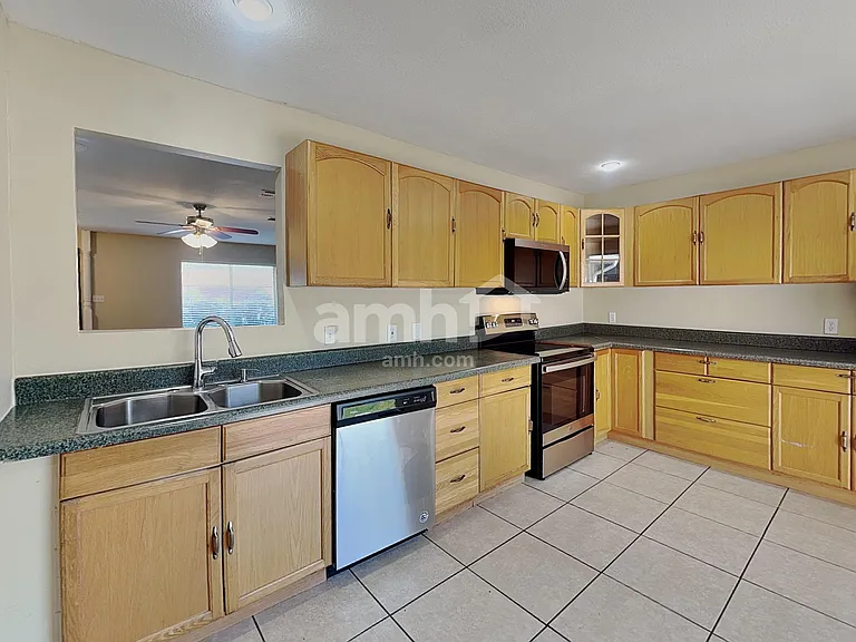 1014 Gore Dr — Photo 3