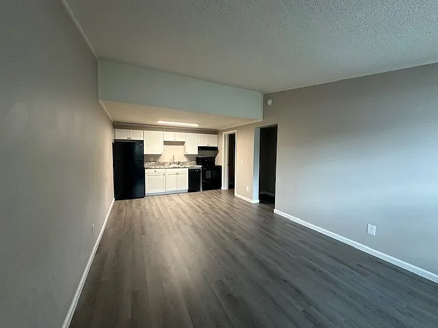 Red Deer Apartments — Photo 2