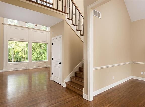4th image of 5615 N Overland Dr