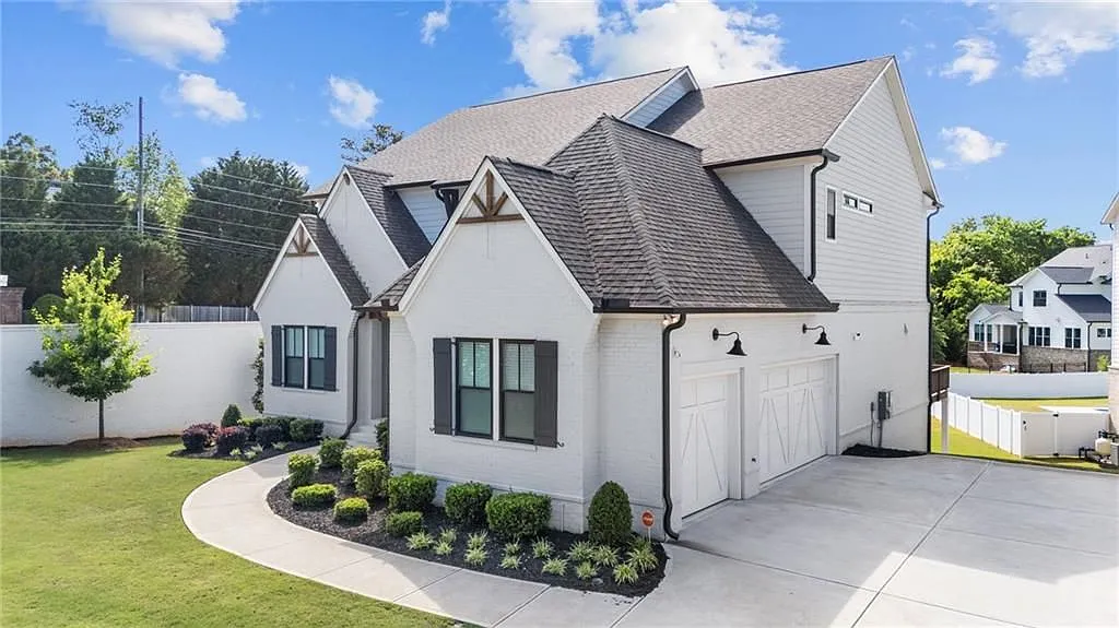 6 bed, 6.0 bath, 5902 sqft, $7,000 — Photo 2