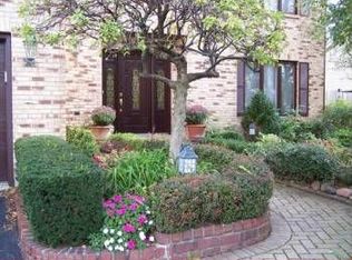 1045 Oakwood Dr, Westmont, IL