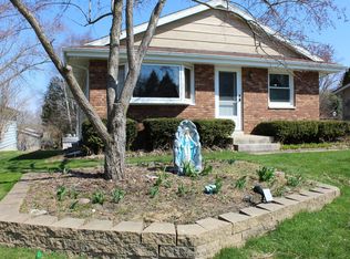 1402 W Sunset Ridge Dr, West Bend, WI 53090