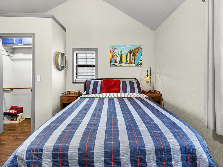 Secondary bedroom with queen size bed