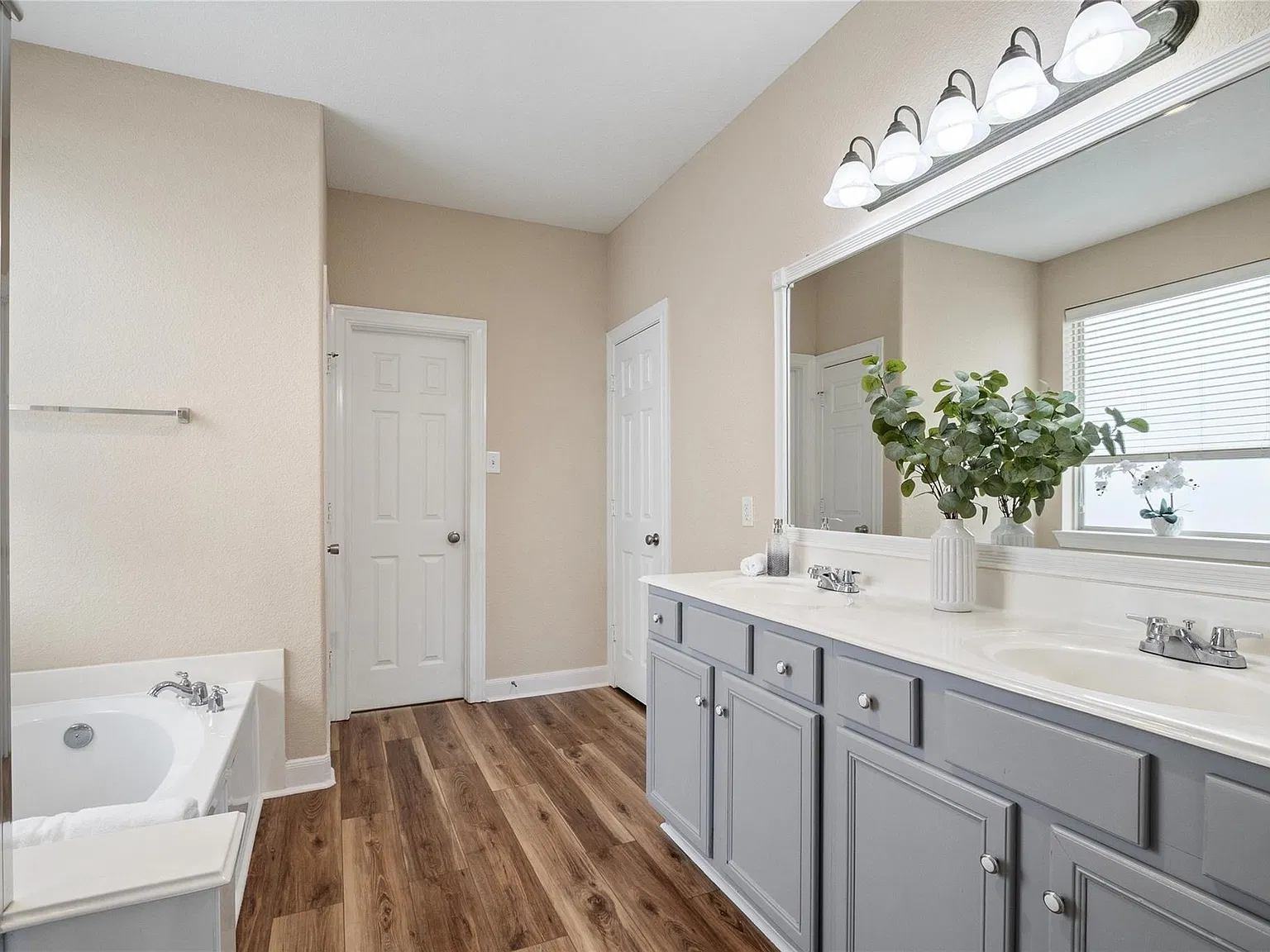 4 bed, 2.5 bath, 2596 sqft, $2,500 — Photo 4